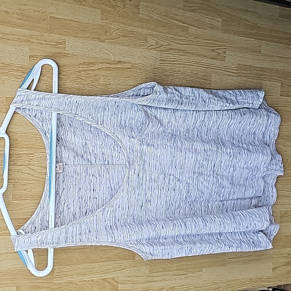 Sz M J. Crew tank